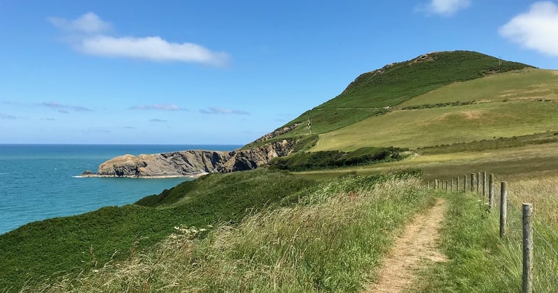 Randonnée en bord de mer en famille accessible : nos plus beaux sentiers